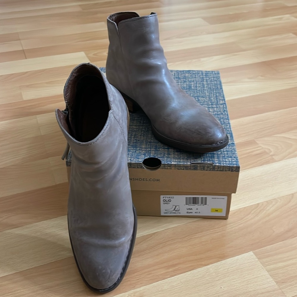 Born Bootie Olio Grey Distressed Size 9